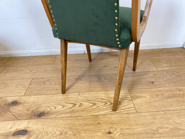 Schöner und gemütlicher Mid-Century Stuhl mit Armlehnen und neuem Stoffbezug in Grün.