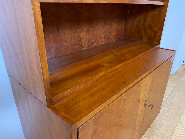 WMK I Stilvolle hohe Mid-Century Vitrine mit verstellbaren Regalböden I Schrank Bücherschrank Büchervitrine Glasvitrine Bücherregal Kommode Sideboard Regalwand Vintage 60er I Berlin Stuttgart Leipzig