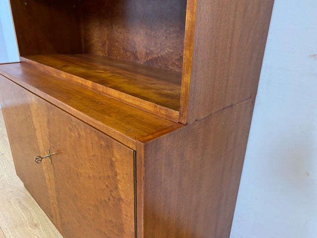 WMK I Stilvolle hohe Mid-Century Vitrine mit verstellbaren Regalböden I Schrank Bücherschrank Büchervitrine Glasvitrine Bücherregal Kommode Sideboard Regalwand Vintage 60er I Berlin Stuttgart Leipzig