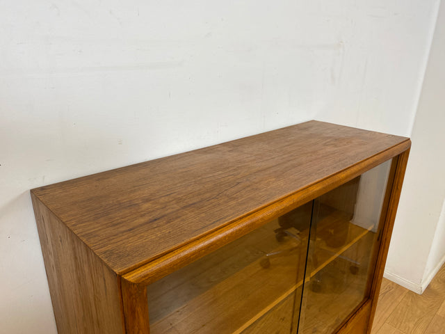 Stilvolle Mid-Century Vitrine aus vollem Holz in Eiche mit Schubladen I Glasvitrine Bücherschrank Büchervitrine Highboard Schrank Geschirrschrank Vintage 50er 60er I