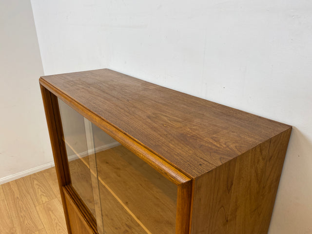 Stilvolle Mid-Century Vitrine aus vollem Holz in Eiche mit Schubladen I Glasvitrine Bücherschrank Büchervitrine Highboard Schrank Geschirrschrank Vintage 50er 60er I