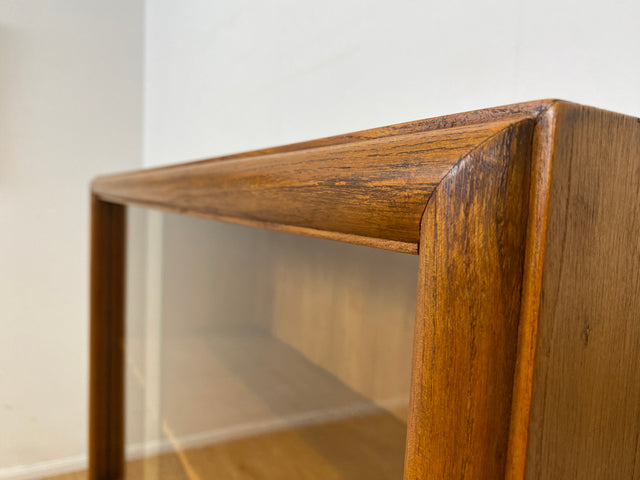 Stilvolle Mid-Century Vitrine aus vollem Holz in Eiche mit Schubladen I Glasvitrine Bücherschrank Büchervitrine Highboard Schrank Geschirrschrank Vintage 50er 60er I
