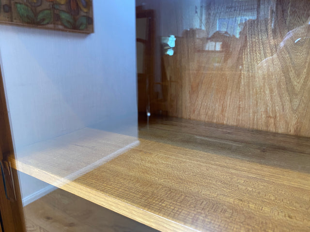 Stilvolle Mid-Century Vitrine aus vollem Holz in Eiche mit Schubladen I Glasvitrine Bücherschrank Büchervitrine Highboard Schrank Geschirrschrank Vintage 50er 60er I
