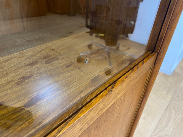 Stilvolle Mid-Century Vitrine aus vollem Holz in Eiche mit Schubladen I Glasvitrine Bücherschrank Büchervitrine Highboard Schrank Geschirrschrank Vintage 50er 60er I