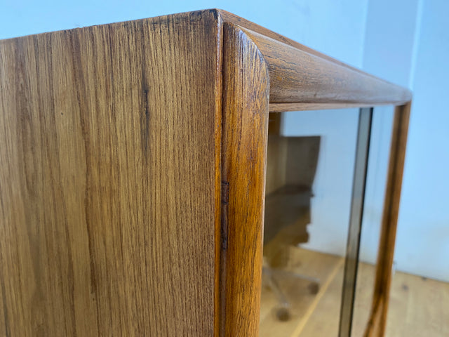 Stilvolle Mid-Century Vitrine aus vollem Holz in Eiche mit Schubladen I Glasvitrine Bücherschrank Büchervitrine Highboard Schrank Geschirrschrank Vintage 50er 60er I