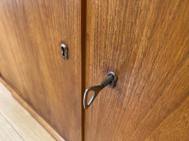 Stilvolle Mid-Century Vitrine aus vollem Holz in Eiche mit Schubladen I Glasvitrine Bücherschrank Büchervitrine Highboard Schrank Geschirrschrank Vintage 50er 60er I