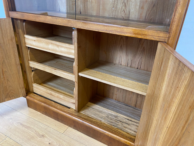 Stilvolle Mid-Century Vitrine aus vollem Holz in Eiche mit Schubladen I Glasvitrine Bücherschrank Büchervitrine Highboard Schrank Geschirrschrank Vintage 50er 60er I