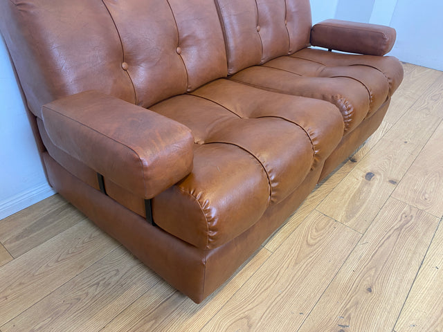 Formschönes und sehr gemütliches modulares 2er Sofa mit gestepptem Kunstleder Bezug I Couch Ledersofa Ledercouch 2-Sitzer Sessel Ledersessel Leder Vintage Retro 70er I