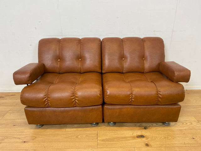 Formschönes und sehr gemütliches modulares 2er Sofa mit gestepptem Kunstleder Bezug I Couch Ledersofa Ledercouch 2-Sitzer Sessel Ledersessel Leder Vintage Retro 70er I
