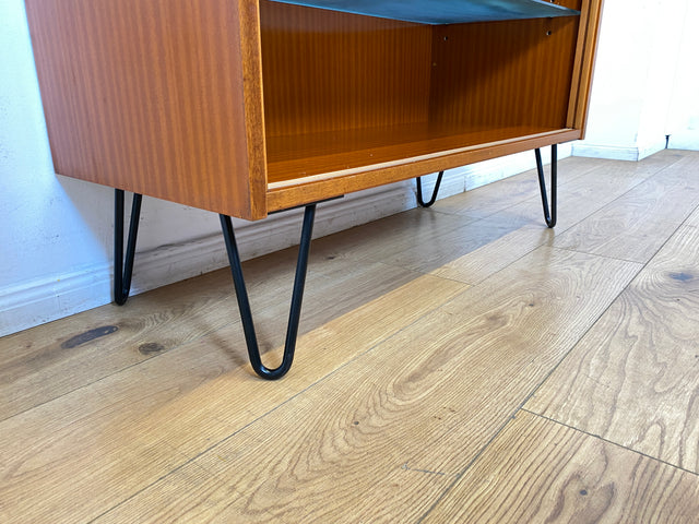 Hübsche offene Upcycling Kommode aus 60er Jahre Korpus auf neuen schwarzen Hairpin Metallfüssen I Sideboard Regal Geschirrschrank Barschrank Barkommode Mid-Century Vintage