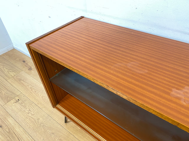 Hübsche offene Upcycling Kommode aus 60er Jahre Korpus auf neuen schwarzen Hairpin Metallfüssen I Sideboard Regal Geschirrschrank Barschrank Barkommode Mid-Century Vintage