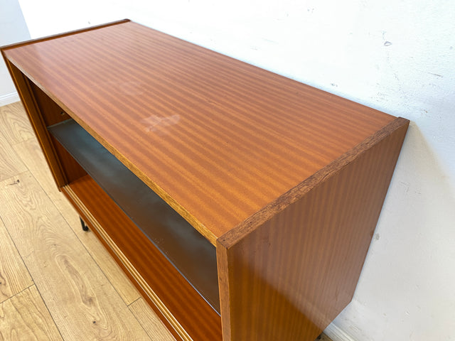 Hübsche offene Upcycling Kommode aus 60er Jahre Korpus auf neuen schwarzen Hairpin Metallfüssen I Sideboard Regal Geschirrschrank Barschrank Barkommode Mid-Century Vintage