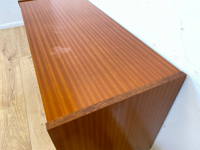 Hübsche offene Upcycling Kommode aus 60er Jahre Korpus auf neuen schwarzen Hairpin Metallfüssen I Sideboard Regal Geschirrschrank Barschrank Barkommode Mid-Century Vintage
