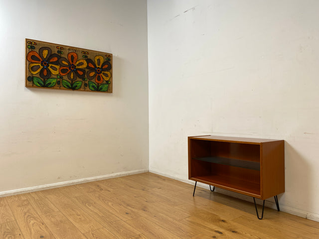 Hübsche offene Upcycling Kommode aus 60er Jahre Korpus auf neuen schwarzen Hairpin Metallfüssen I Sideboard Regal Geschirrschrank Barschrank Barkommode Mid-Century Vintage
