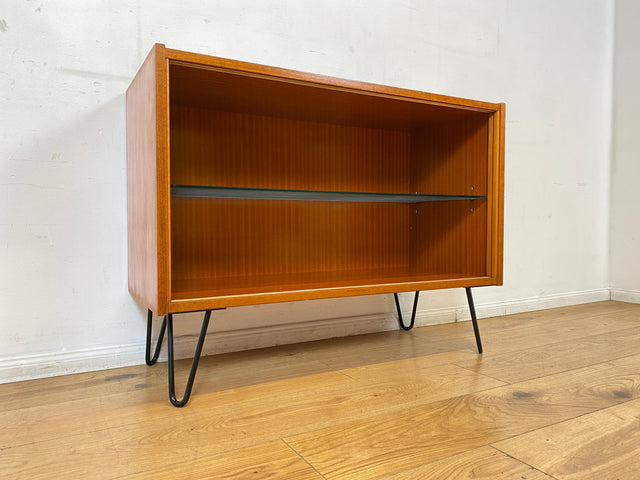 Hübsche offene Upcycling Kommode aus 60er Jahre Korpus auf neuen schwarzen Hairpin Metallfüssen I Sideboard Regal Geschirrschrank Barschrank Barkommode Mid-Century Vintage