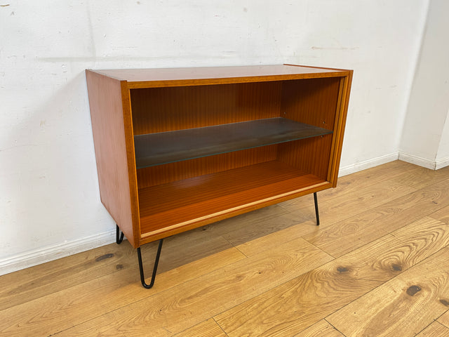 Hübsche offene Upcycling Kommode aus 60er Jahre Korpus auf neuen schwarzen Hairpin Metallfüssen I Sideboard Regal Geschirrschrank Barschrank Barkommode Mid-Century Vintage