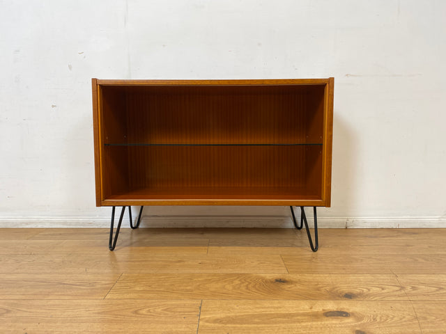 Hübsche offene Upcycling Kommode aus 60er Jahre Korpus auf neuen schwarzen Hairpin Metallfüssen I Sideboard Regal Geschirrschrank Barschrank Barkommode Mid-Century Vintage