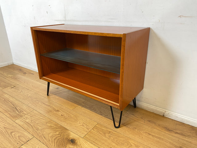 Hübsche offene Upcycling Kommode aus 60er Jahre Korpus auf neuen schwarzen Hairpin Metallfüssen I Sideboard Regal Geschirrschrank Barschrank Barkommode Mid-Century Vintage