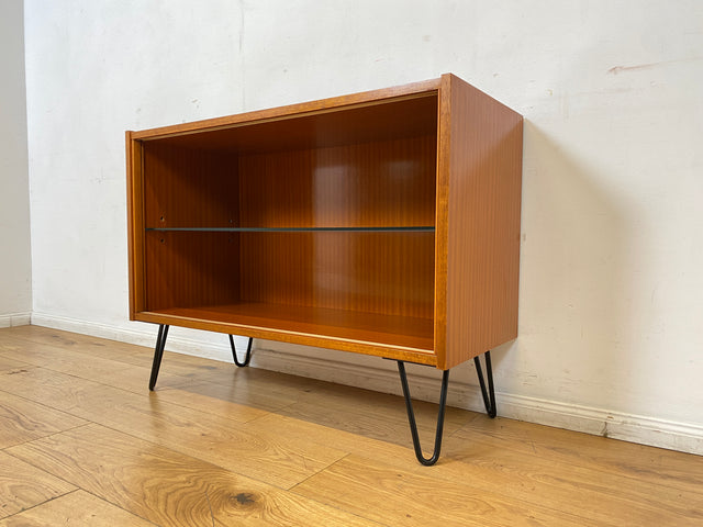 Hübsche offene Upcycling Kommode aus 60er Jahre Korpus auf neuen schwarzen Hairpin Metallfüssen I Sideboard Regal Geschirrschrank Barschrank Barkommode Mid-Century Vintage