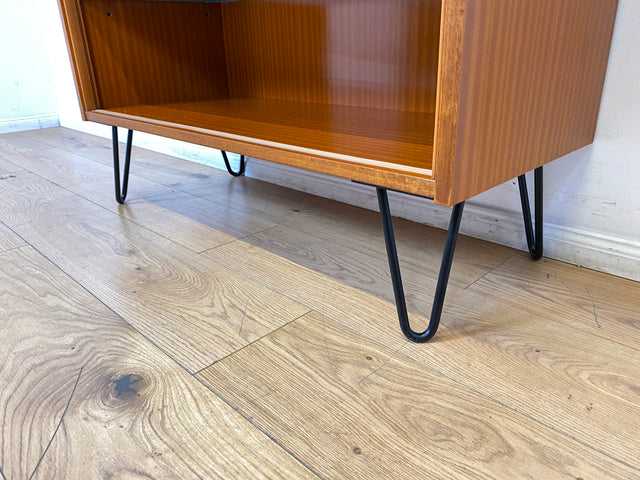 Hübsche offene Upcycling Kommode aus 60er Jahre Korpus auf neuen schwarzen Hairpin Metallfüssen I Sideboard Regal Geschirrschrank Barschrank Barkommode Mid-Century Vintage