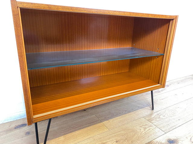 Hübsche offene Upcycling Kommode aus 60er Jahre Korpus auf neuen schwarzen Hairpin Metallfüssen I Sideboard Regal Geschirrschrank Barschrank Barkommode Mid-Century Vintage