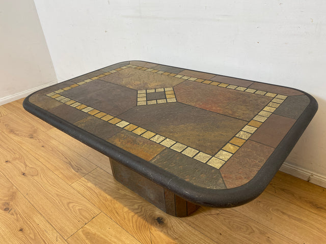 Großartiger postmoderner Couchtisch in zeitlosem Design mit Schieferplatte und Naturstein Intarsien