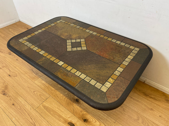 Großartiger postmoderner Couchtisch in zeitlosem Design mit Schieferplatte und Naturstein Intarsien