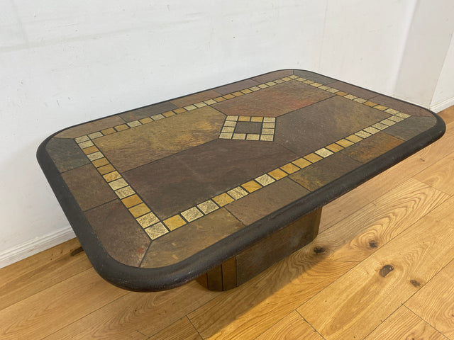 Großartiger postmoderner Couchtisch in zeitlosem Design mit Schieferplatte und Naturstein Intarsien