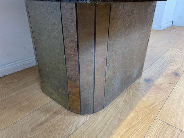 Großartiger postmoderner Couchtisch in zeitlosem Design mit Schieferplatte und Naturstein Intarsien