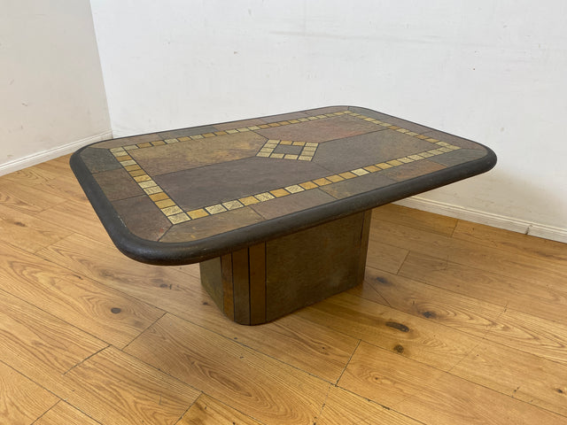 Großartiger postmoderner Couchtisch in zeitlosem Design mit Schieferplatte und Naturstein Intarsien