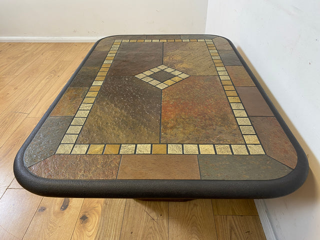 Großartiger postmoderner Couchtisch in zeitlosem Design mit Schieferplatte und Naturstein Intarsien