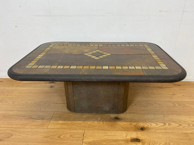 Großartiger postmoderner Couchtisch in zeitlosem Design mit Schieferplatte und Naturstein Intarsien