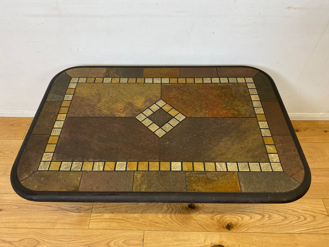 Großartiger postmoderner Couchtisch in zeitlosem Design mit Schieferplatte und Naturstein Intarsien