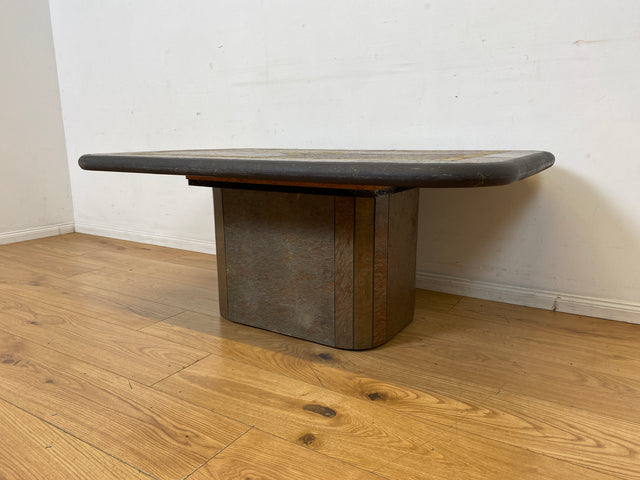 Großartiger postmoderner Couchtisch in zeitlosem Design mit Schieferplatte und Naturstein Intarsien