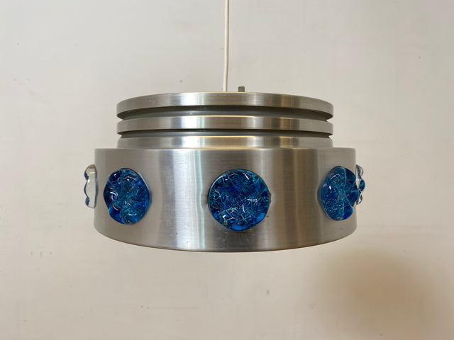 WMK I Rare skandinavische Space Age Hängelampe aus Aluminium mit blauen Glasrosetten