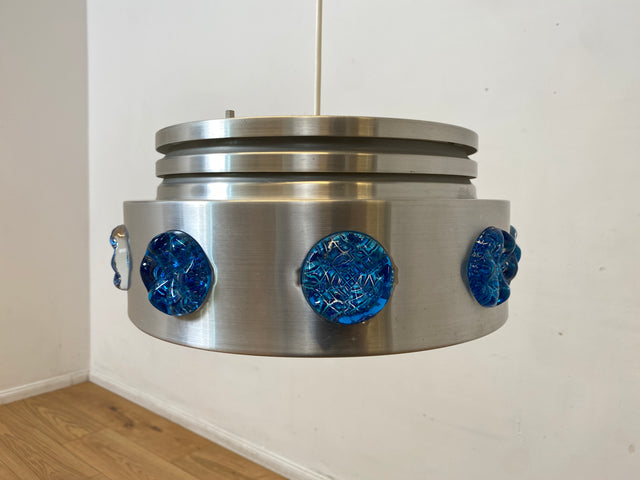 WMK I Rare skandinavische Space Age Hängelampe aus Aluminium mit blauen Glasrosetten