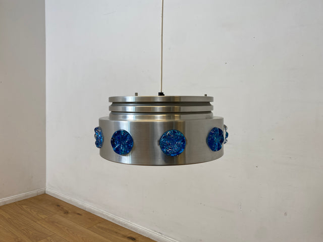 WMK I Rare skandinavische Space Age Hängelampe aus Aluminium mit blauen Glasrosetten