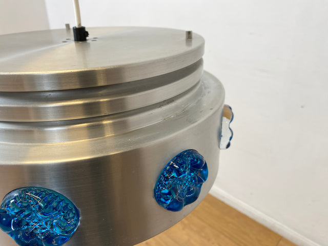 WMK I Rare skandinavische Space Age Hängelampe aus Aluminium mit blauen Glasrosetten