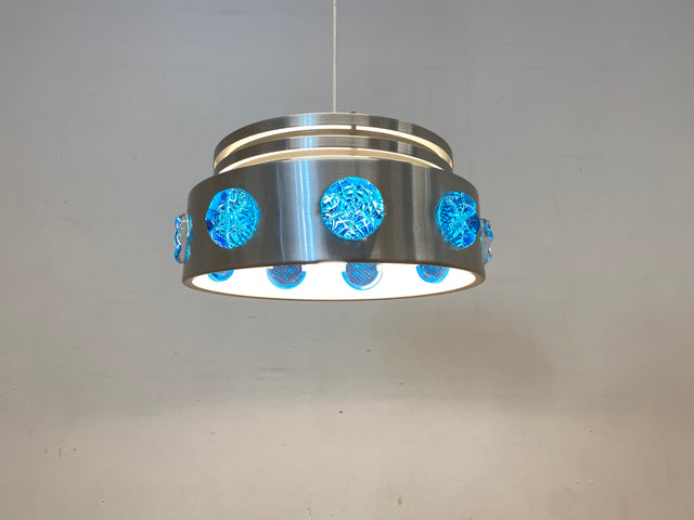 WMK I Rare skandinavische Space Age Hängelampe aus Aluminium mit blauen Glasrosetten