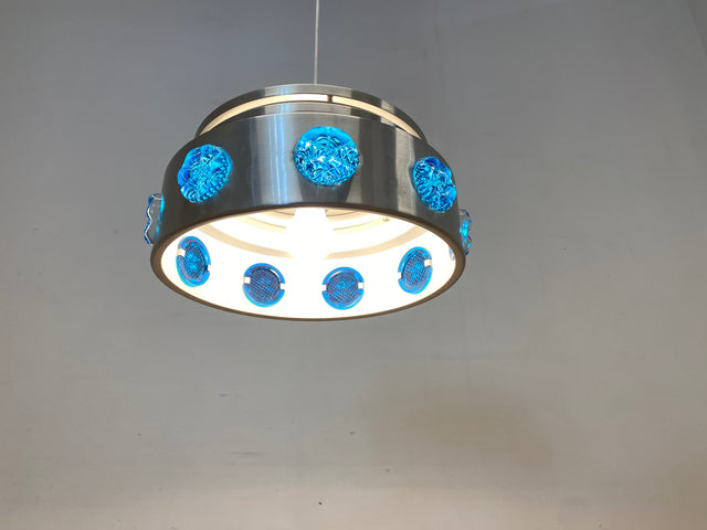 WMK I Rare skandinavische Space Age Hängelampe aus Aluminium mit blauen Glasrosetten