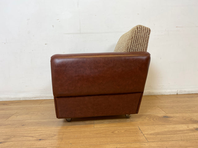 Kultiger Retro Sessel auf Rollen in beigem Wollbezug und Kunstleder Verkleidung I Clubsessel Lesesessel Ledersessel Sitzgarnitur Polstergarnitur Mid-Century 60er 70er I
