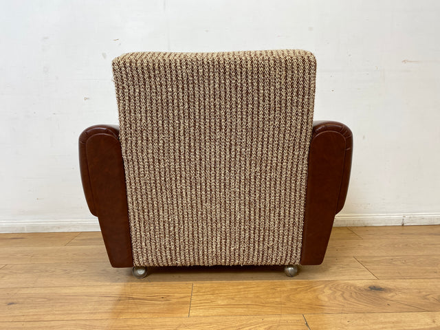 Kultiger Retro Sessel auf Rollen in beigem Wollbezug und Kunstleder Verkleidung I Clubsessel Lesesessel Ledersessel Sitzgarnitur Polstergarnitur Mid-Century 60er 70er I