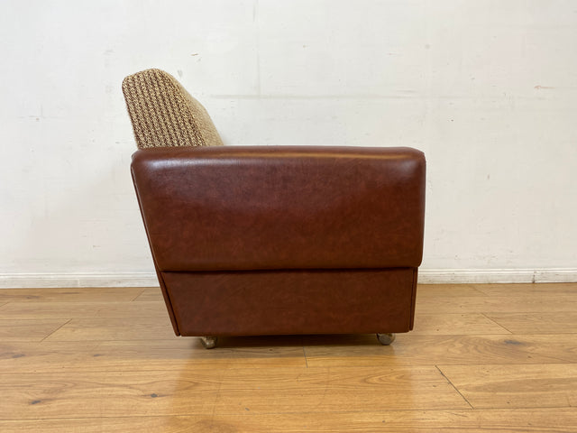 Kultiger Retro Sessel auf Rollen in beigem Wollbezug und Kunstleder Verkleidung I Clubsessel Lesesessel Ledersessel Sitzgarnitur Polstergarnitur Mid-Century 60er 70er I