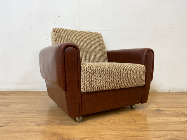 Kultiger Retro Sessel auf Rollen in beigem Wollbezug und Kunstleder Verkleidung I Clubsessel Lesesessel Ledersessel Sitzgarnitur Polstergarnitur Mid-Century 60er 70er I