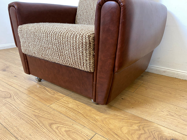 Kultiger Retro Sessel auf Rollen in beigem Wollbezug und Kunstleder Verkleidung I Clubsessel Lesesessel Ledersessel Sitzgarnitur Polstergarnitur Mid-Century 60er 70er I