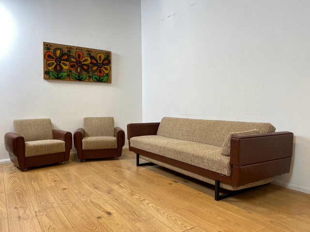 Kultiger Retro Sessel auf Rollen in beigem Wollbezug und Kunstleder Verkleidung I Clubsessel Lesesessel Ledersessel Sitzgarnitur Polstergarnitur Mid-Century 60er 70er I