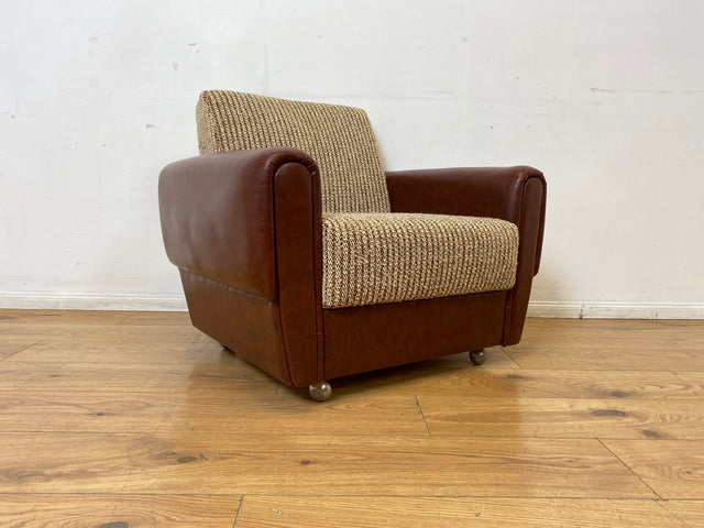 Kultiger Retro Sessel auf Rollen in beigem Wollbezug und Kunstleder Verkleidung I Clubsessel Lesesessel Ledersessel Sitzgarnitur Polstergarnitur Mid-Century 60er 70er I
