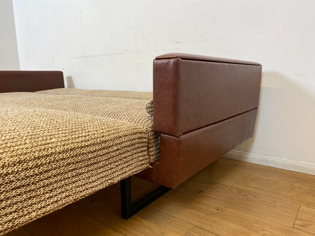 Besonderes 2-fach ausklappbares Retro Sofa mit beigem Wollbezug und Kunstleder Verkleidung I Couch Schlafcouch Schlafsofa Klappsofa Sitzgarnitur Mid-Century 60er 70er I