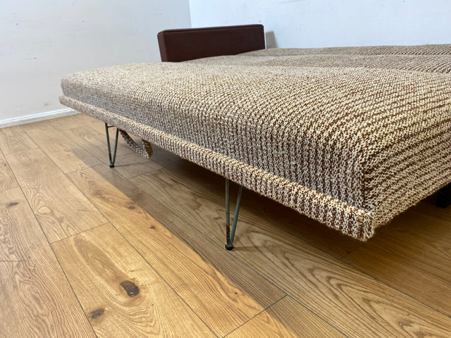 Besonderes 2-fach ausklappbares Retro Sofa mit beigem Wollbezug und Kunstleder Verkleidung I Couch Schlafcouch Schlafsofa Klappsofa Sitzgarnitur Mid-Century 60er 70er I