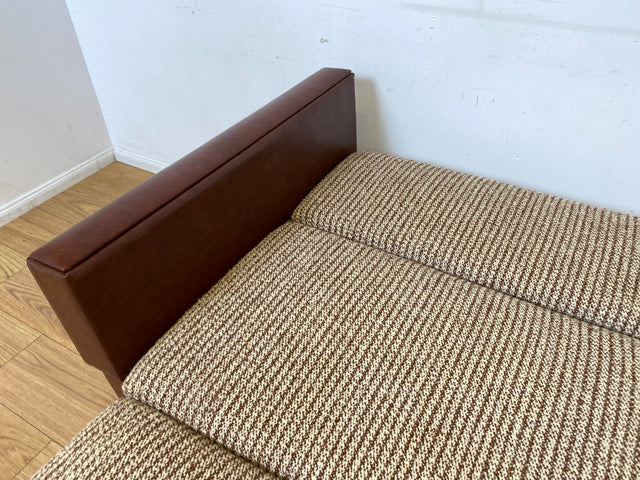 Besonderes 2-fach ausklappbares Retro Sofa mit beigem Wollbezug und Kunstleder Verkleidung I Couch Schlafcouch Schlafsofa Klappsofa Sitzgarnitur Mid-Century 60er 70er I